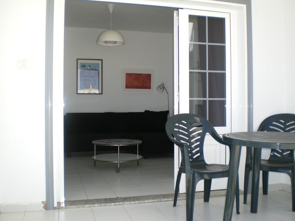 Los Panelos B1 Puerto del Carmen  Rum bild